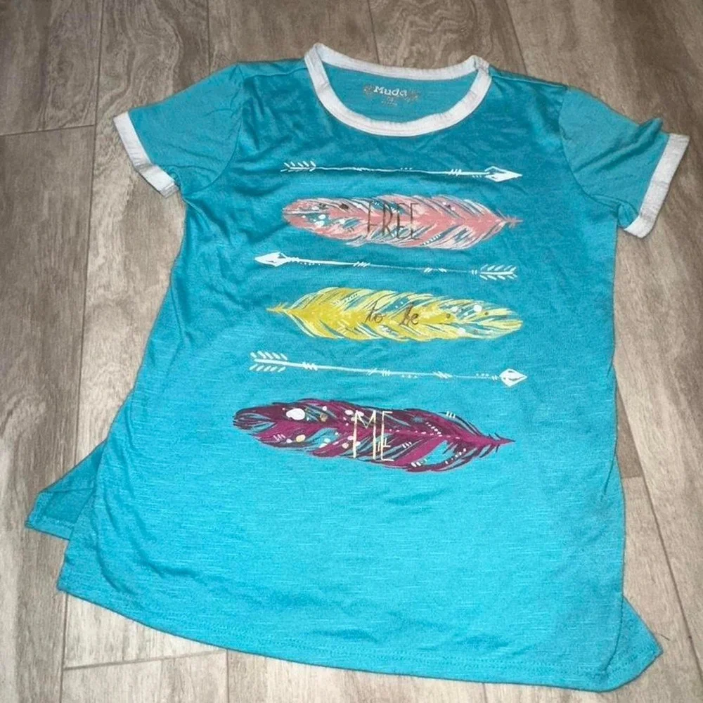 kid tee with pretty colorful feathers